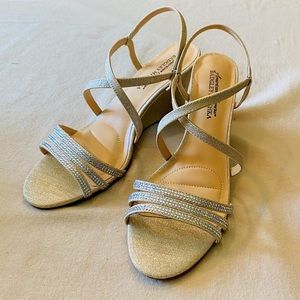New Badgley Mischka Womens Yori Wedge Sandals Size 7.5